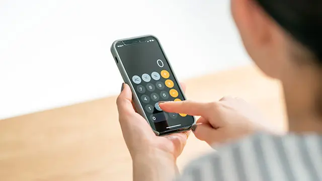 海外通販の関税がかからないように、合計金額を16,000円以内におさめるための予算を計算している様子