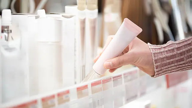 たくさんの韓国コスメの中から、高い割引率が設定されたお得な目玉商品を見つけ出すお買い物のイメージ