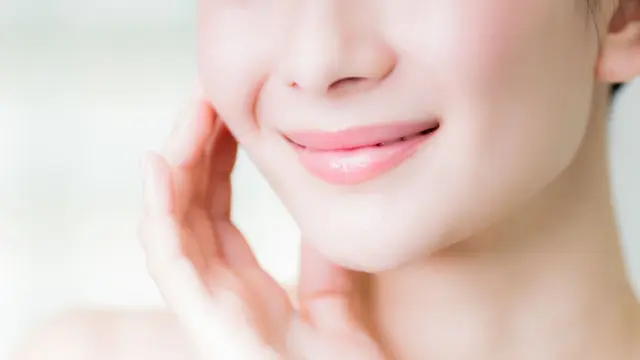 内側から発光しているような透明感と、みずみずしい潤いを感じさせる最新のベースメイクのアップ