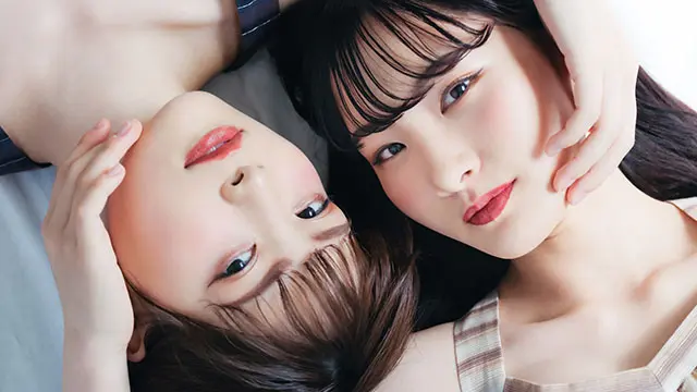 透明感あふれる肌と最新トレンドのリップメイクを施した、韓国ビューティーを体現する二人の女性モデル