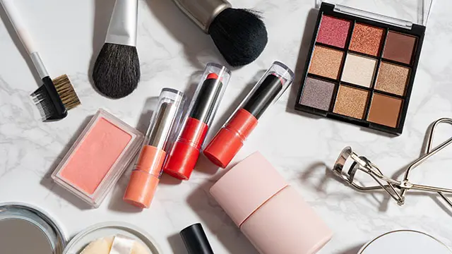 韓国コスメが人気の理由を解説する、洗練されたアイテムが並ぶ画像