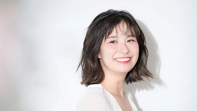 内側から発光するようなツヤ肌と、ナチュラルな束感まつ毛が印象的な韓国メイクスタイル