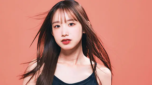 さらさらとした質感のロングストレートヘアと、韓国ヘアの定番であるシースルーバングが印象的な女性の画像